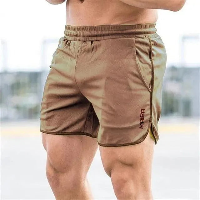 Pantaloncini sportivi marroni da uomo, elasticizzati, con logo "MAIBA", ideali per palestra e fitness. Design comodo e traspirante.