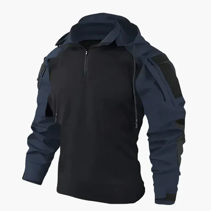 Felpa nera con cappuccio e zip, design tattico, maniche rinforzate blu scuro, ideale per outdoor e sport, stile militare moderno.