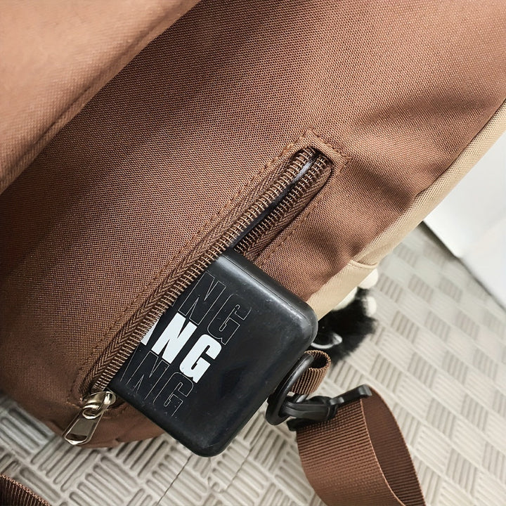 Zaino marrone con tasca laterale e power bank nero. Accessori per viaggio, scuola, lavoro. Design pratico e moderno.