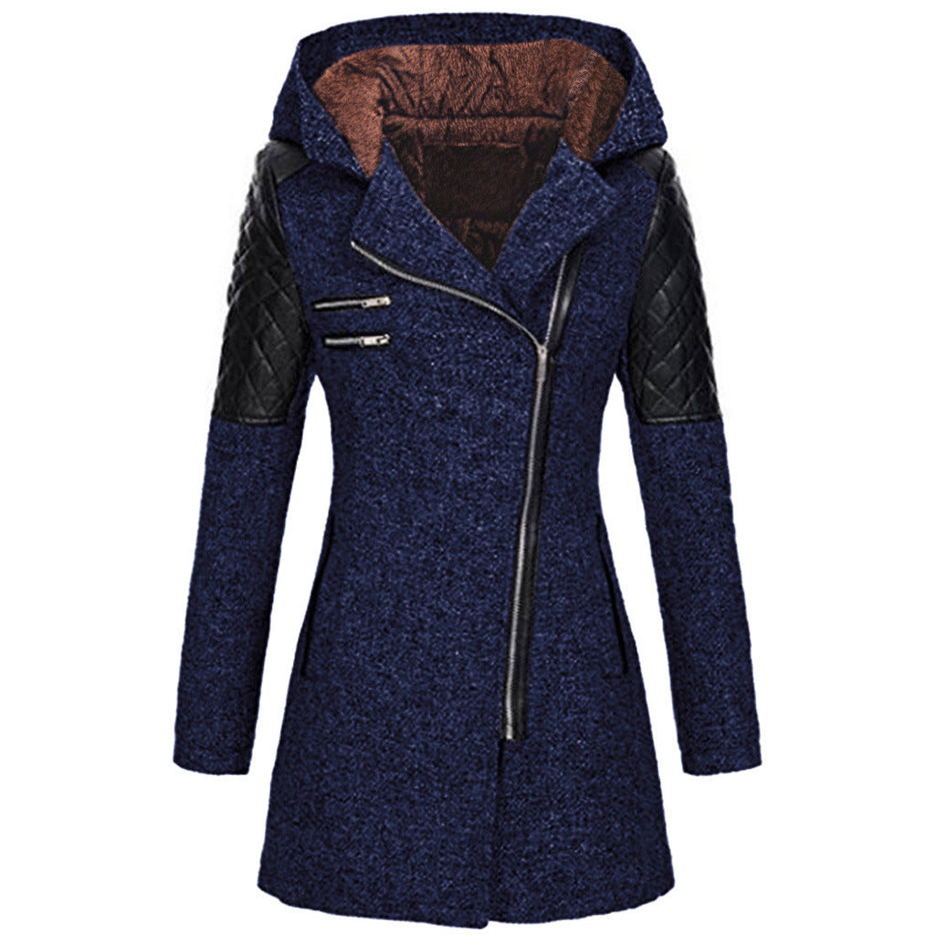 Cappotto donna blu con cappuccio, cerniera asimmetrica, maniche in pelle trapuntata nera. Elegante e moderno, ideale per l&