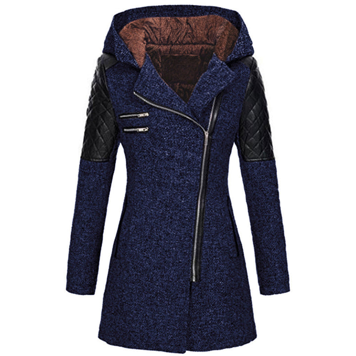 Cappotto donna blu con cappuccio, cerniera asimmetrica, maniche in pelle trapuntata nera. Elegante e moderno, ideale per l&