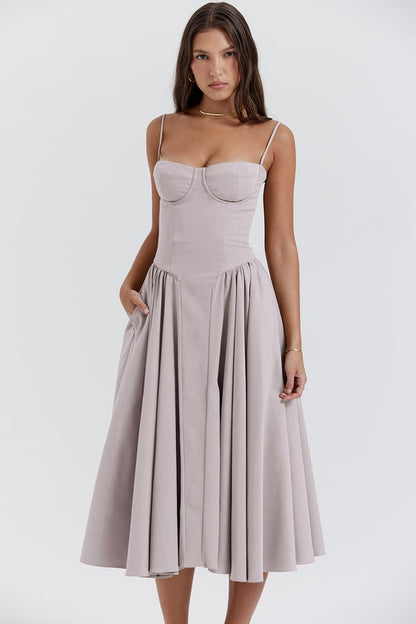 Abito midi elegante donna, colore grigio chiaro, con spalline sottili e gonna ampia. Perfetto per eventi formali e cerimonie.