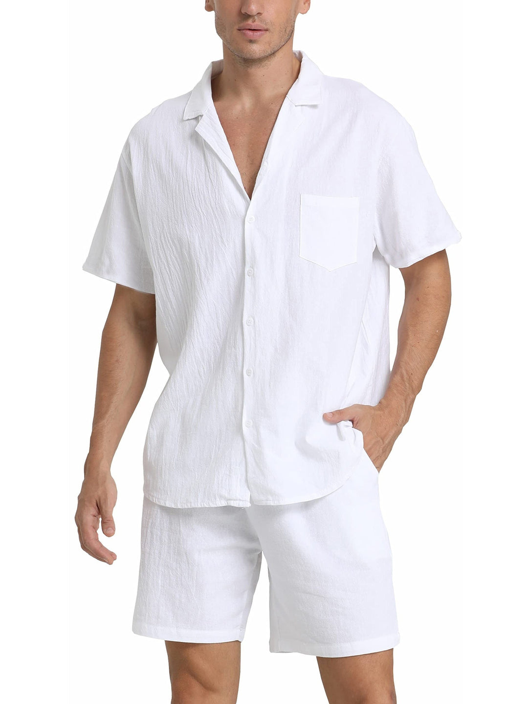 Camicia e pantaloncini uomo bianchi in cotone, stile casual estivo. Abbigliamento leggero e traspirante, ideale per giornate calde.