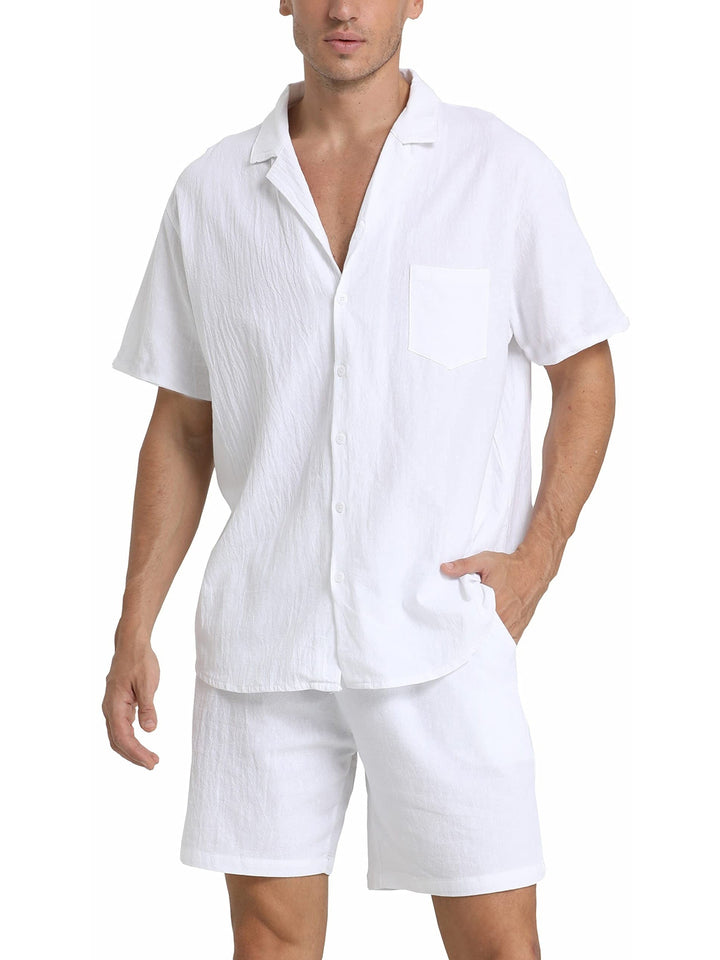 Camicia e pantaloncini uomo bianchi in cotone, stile casual estivo. Abbigliamento leggero e traspirante, ideale per giornate calde.