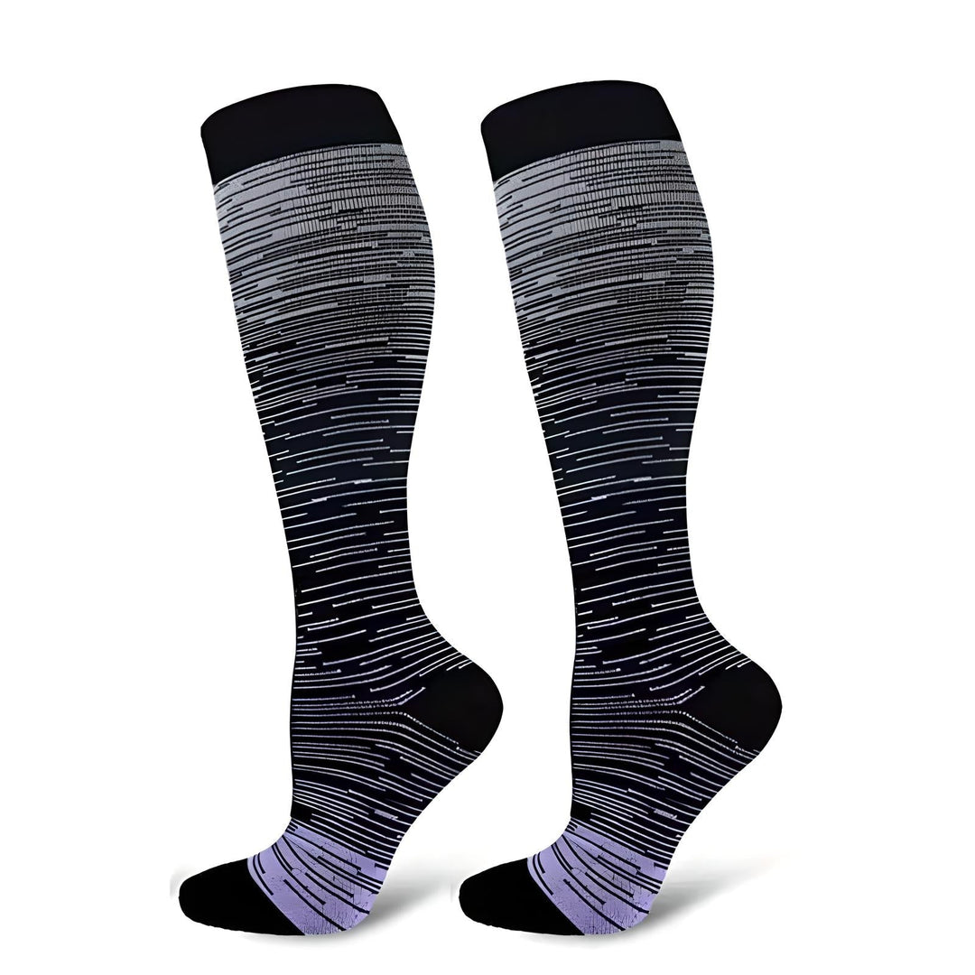 Calze a compressione nere e viola, design a righe, altezza al ginocchio, ideali per sport, viaggi e comfort quotidiano.