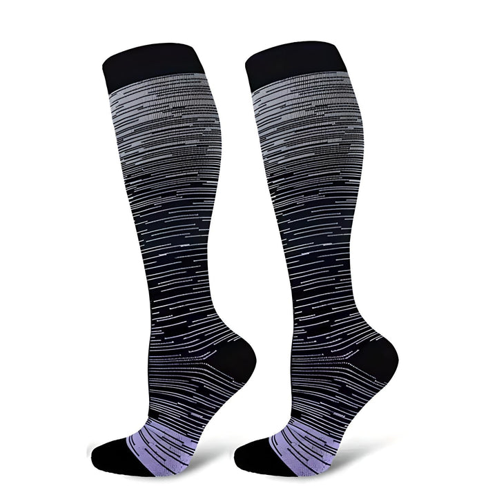Calze a compressione nere e viola, design a righe, altezza al ginocchio, ideali per sport, viaggi e comfort quotidiano.
