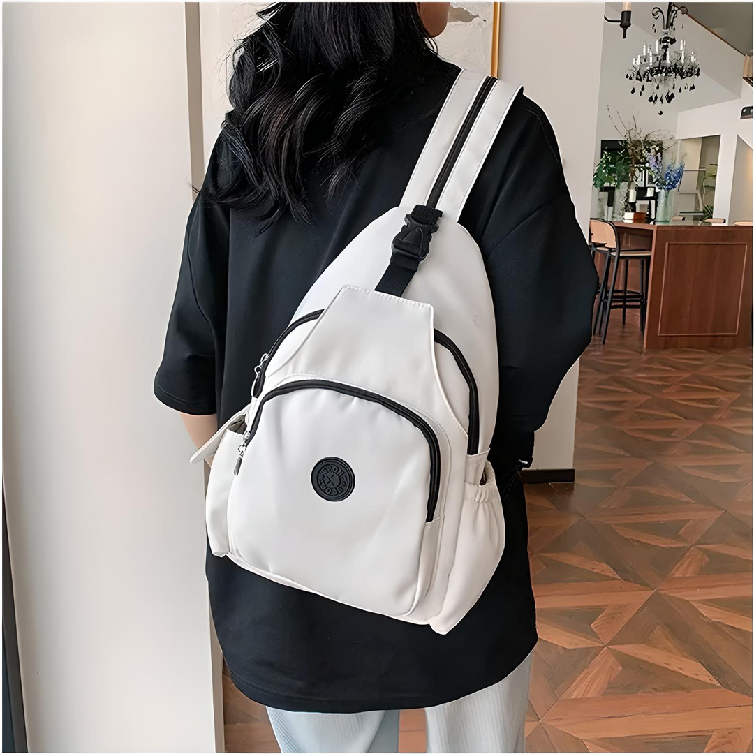 Zaino bianco in pelle sintetica, design moderno, con tasche multiple e chiusura a zip. Ideale per scuola o viaggio. Accessorio moda unisex.