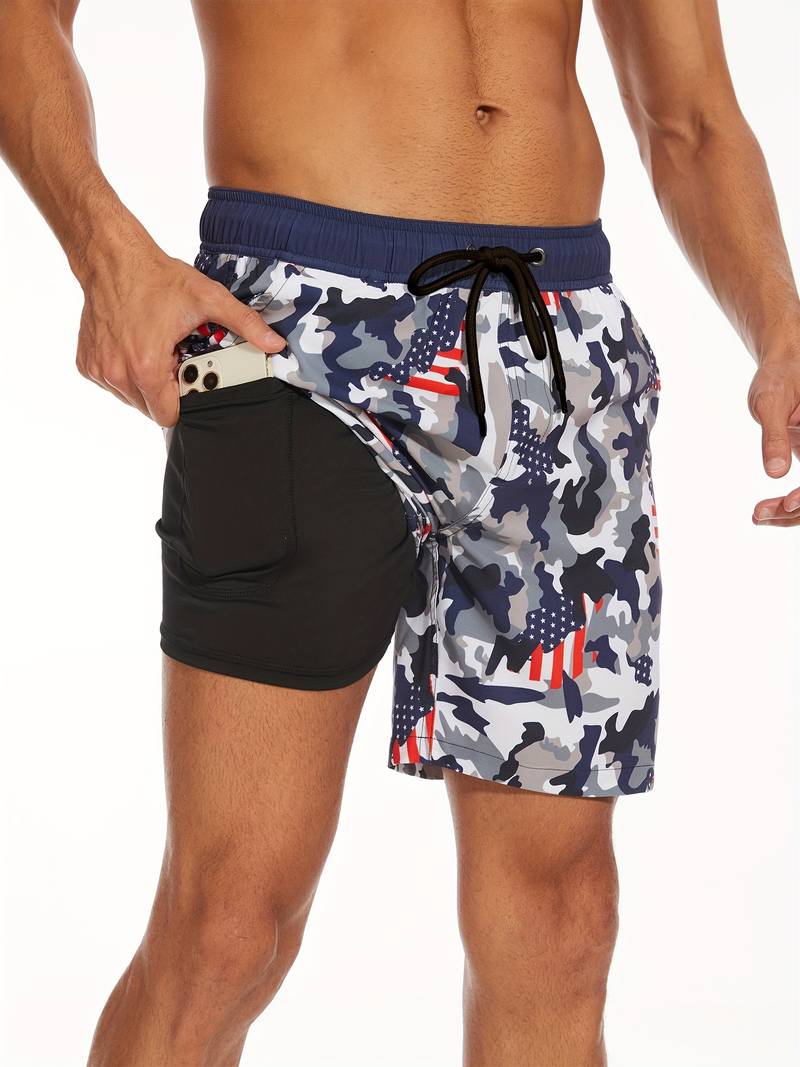 Shorts da uomo con stampa mimetica e bandiera USA, tasca laterale nera, elastico in vita e cordoncino. Ideali per nuoto e attività estive.