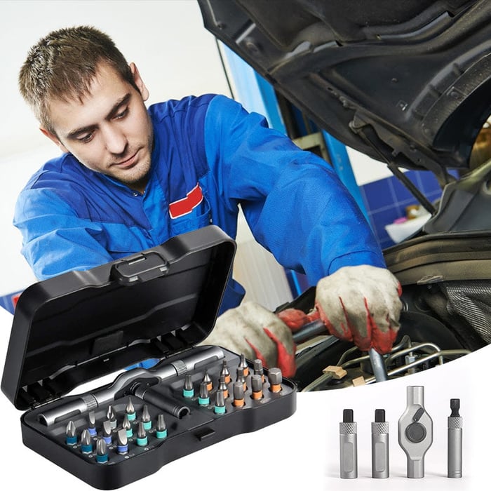Set di punte per cacciavite in custodia nera, meccanico al lavoro su motore auto. Strumenti di riparazione auto, accessori officina professionale.