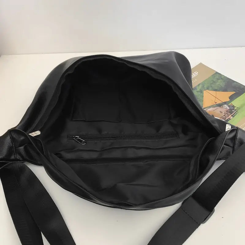 Borsa a tracolla in pelle nera aperta, con tasca interna con zip. Design elegante e spazioso, ideale per l'uso quotidiano e viaggi.