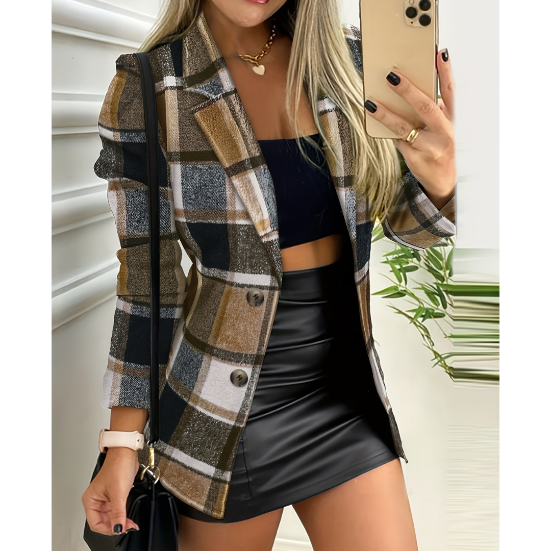 Giacca a quadri marrone e nero, indossata con top nero e gonna in pelle. Look moda autunnale, outfit elegante per donna.