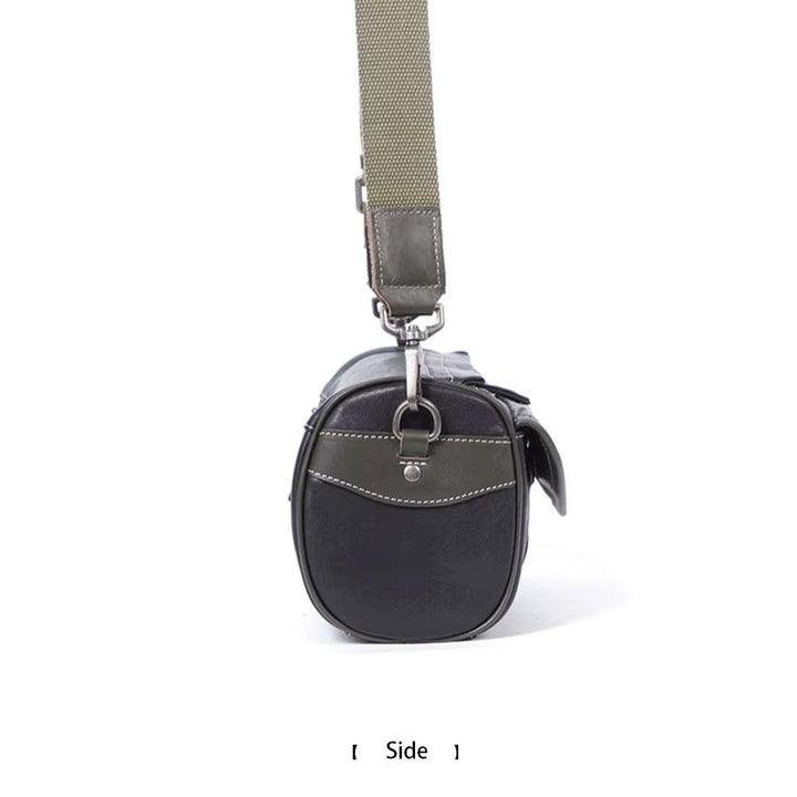 Borsa a tracolla in pelle nera con dettagli in tessuto, vista laterale. Design elegante, ideale per uomo e donna. Accessorio moda versatile.
