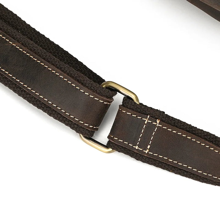 Cinturino in pelle marrone con cuciture bianche e fibbie in metallo, accessorio moda elegante e resistente, ideale per borse o zaini.