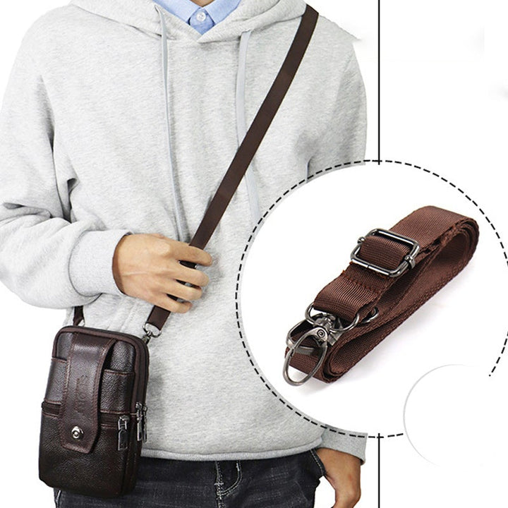 Uomo con borsa a tracolla in pelle marrone, chiusura con zip, tasche multiple, cinghia regolabile. Accessorio moda casual per uomo.