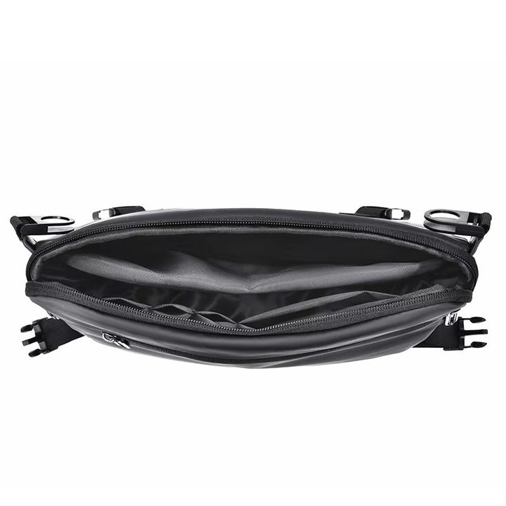 Borsa a tracolla nera impermeabile, vista dall'alto, con cerniera aperta e scomparto spazioso. Accessorio moda unisex, ideale per viaggio e lavoro.
