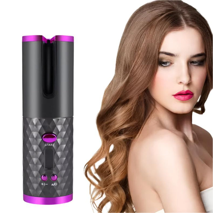 Arricciacapelli automatico nero e viola con design moderno accanto a donna con capelli mossi. Strumento styling capelli, tecnologia avanzata.