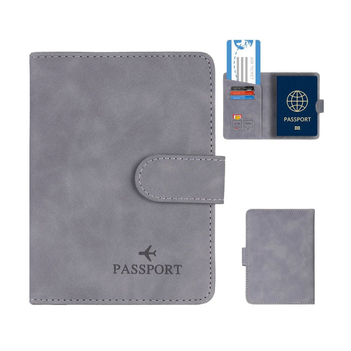Porta passaporto in pelle grigia con chiusura a bottone, scomparti per carte di credito e documenti di viaggio. Accessorio elegante e funzionale.