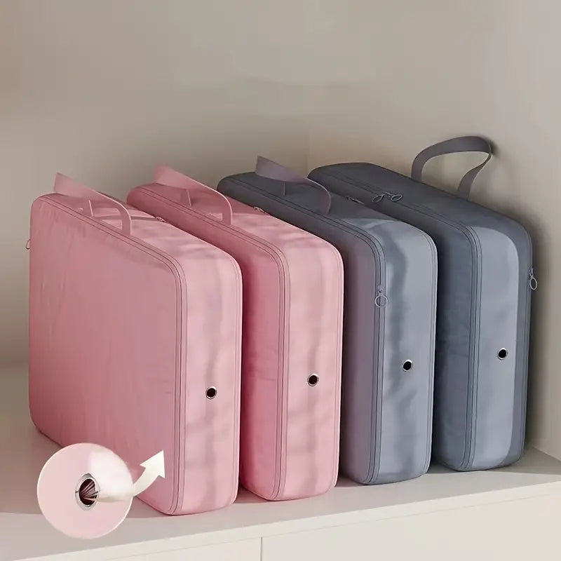 Quattro borse organizer per armadio, due rosa e due grigie, con manici e chiusura a zip, ideali per risparmiare spazio e organizzare vestiti.