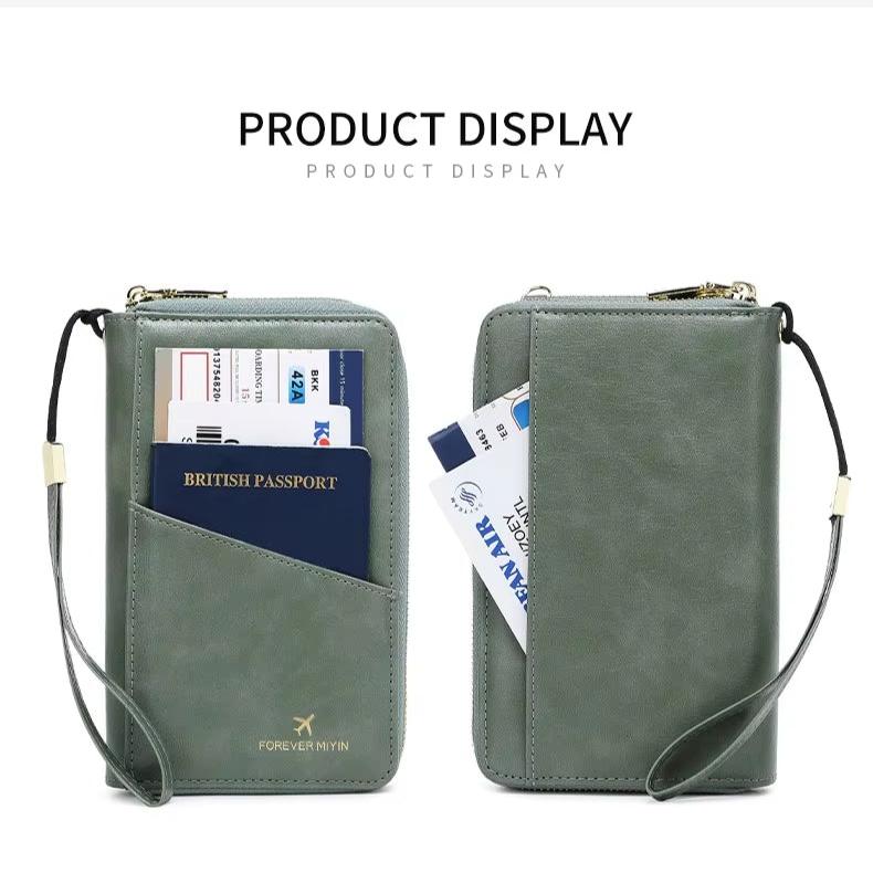 Portafoglio da viaggio verde in pelle con passaporto britannico e carte d'imbarco, design compatto, cinturino da polso, ideale per viaggiatori.