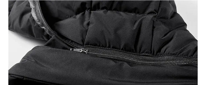 Giacca invernale nera con cerniera, tessuto imbottito, ideale per il freddo. Design moderno, resistente e caldo. Perfetta per l'outdoor.