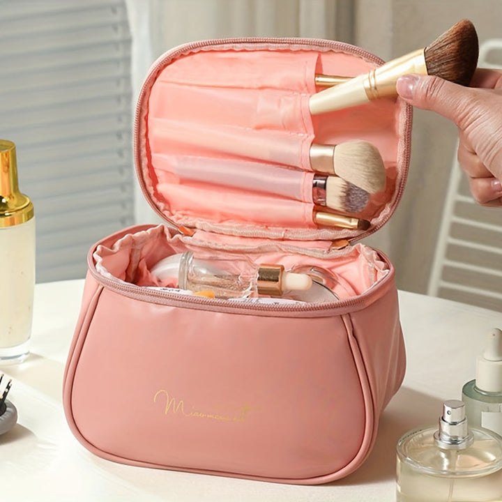 Borsa cosmetica rosa aperta con pennelli trucco e flaconi profumo su tavolo. Accessori bellezza, organizzatore trucco, set pennelli professionali.