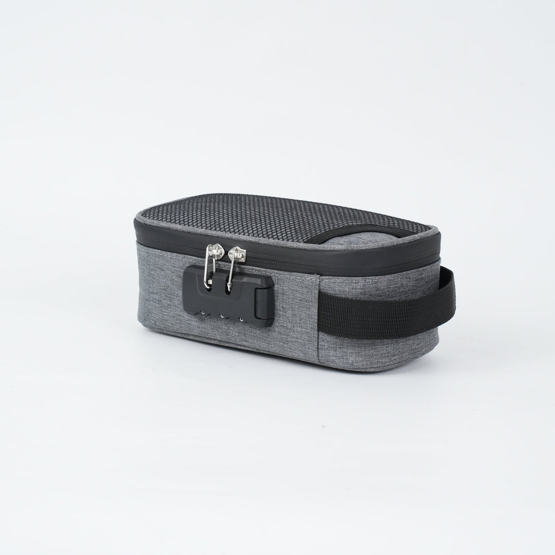 Astuccio rigido grigio con chiusura a combinazione, maniglia laterale e design compatto. Ideale per viaggi, sicurezza e organizzazione.