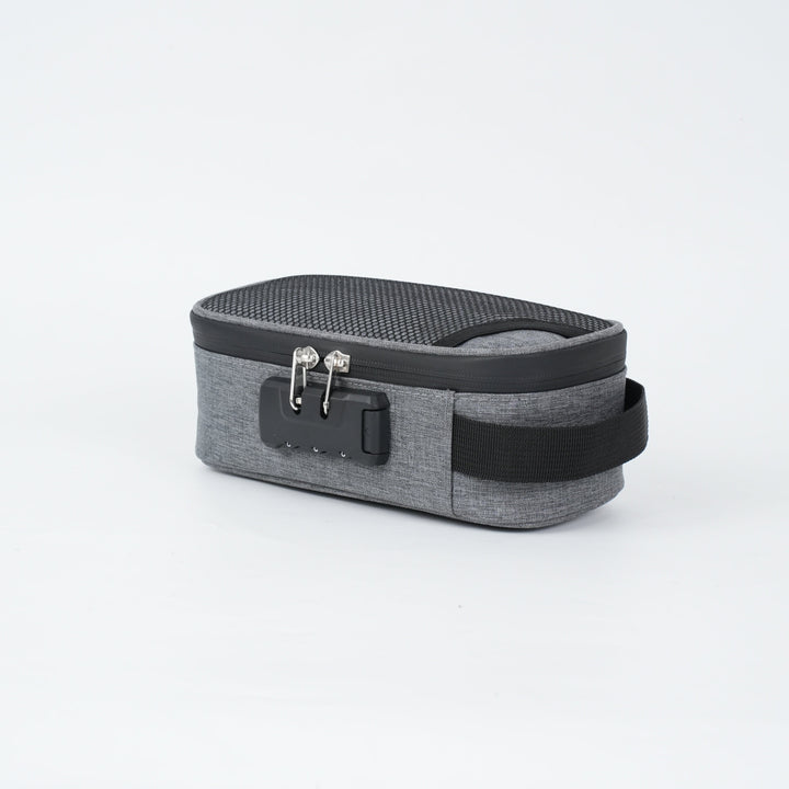 Astuccio rigido grigio con chiusura a combinazione, maniglia laterale e design compatto. Ideale per viaggi, sicurezza e organizzazione.