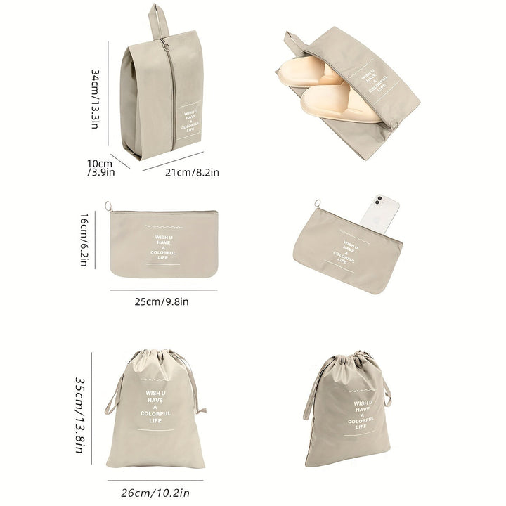 Set di borse organizer da viaggio beige con scritta, include borsa per scarpe, pochette per accessori e sacca con coulisse. Dimensioni in cm e pollici.