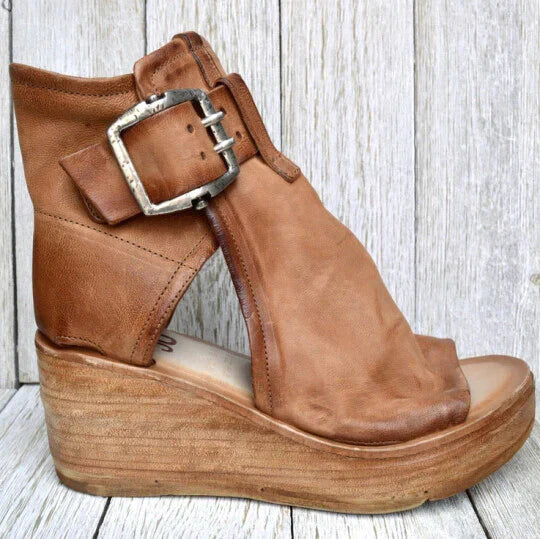 Sandalo donna in pelle marrone con zeppa in legno, fibbia metallica grande, design aperto. Scarpe estive eleganti, moda casual.