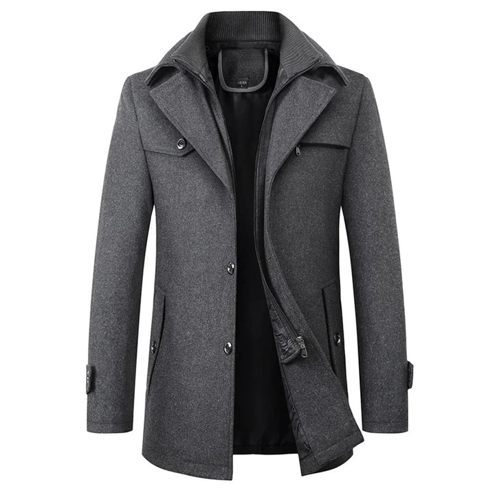 Cappotto uomo invernale grigio, elegante e caldo, con chiusura a bottoni e tasche frontali. Ideale per look formali e casual.