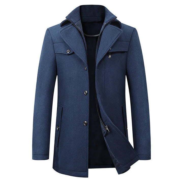 Cappotto uomo blu scuro elegante, doppio petto, con colletto alto e tasche frontali. Giacca invernale moda maschile, abbigliamento casual.