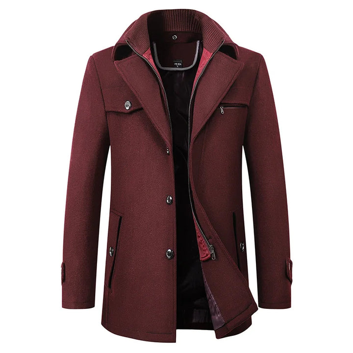 Cappotto uomo elegante in lana, colore bordeaux, con bottoni e tasche, ideale per l'inverno. Design classico e moderno, perfetto per look formali.