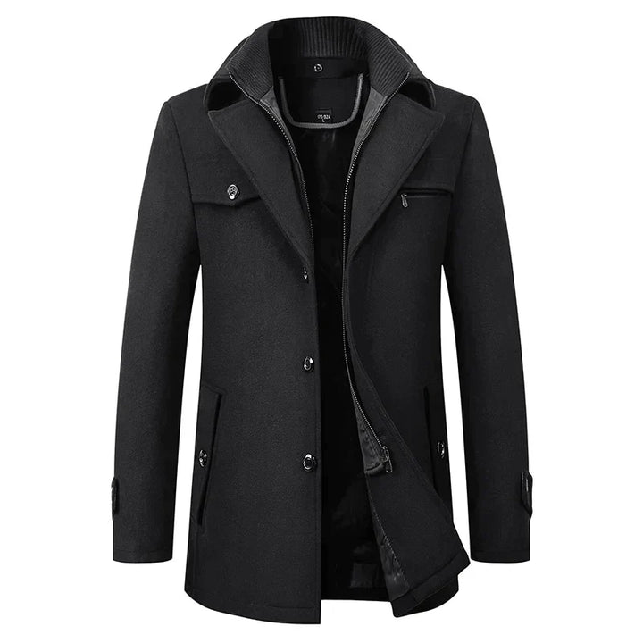 Cappotto uomo nero elegante, doppio petto, con colletto alto e tasche frontali. Giacca invernale moda, ideale per look formale e casual.