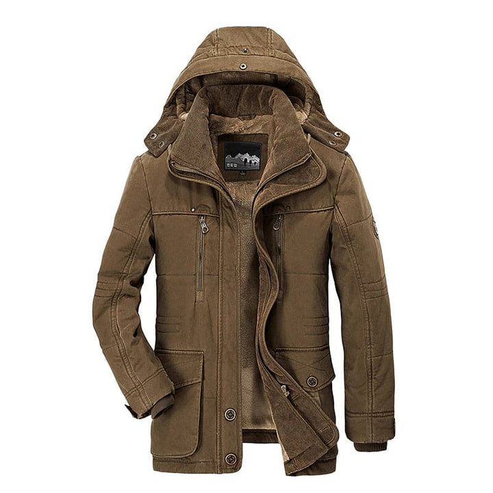 Giacca invernale da uomo marrone con cappuccio, imbottitura calda, tasche multiple e chiusura a zip. Ideale per climi freddi. Moda maschile autunno inverno.