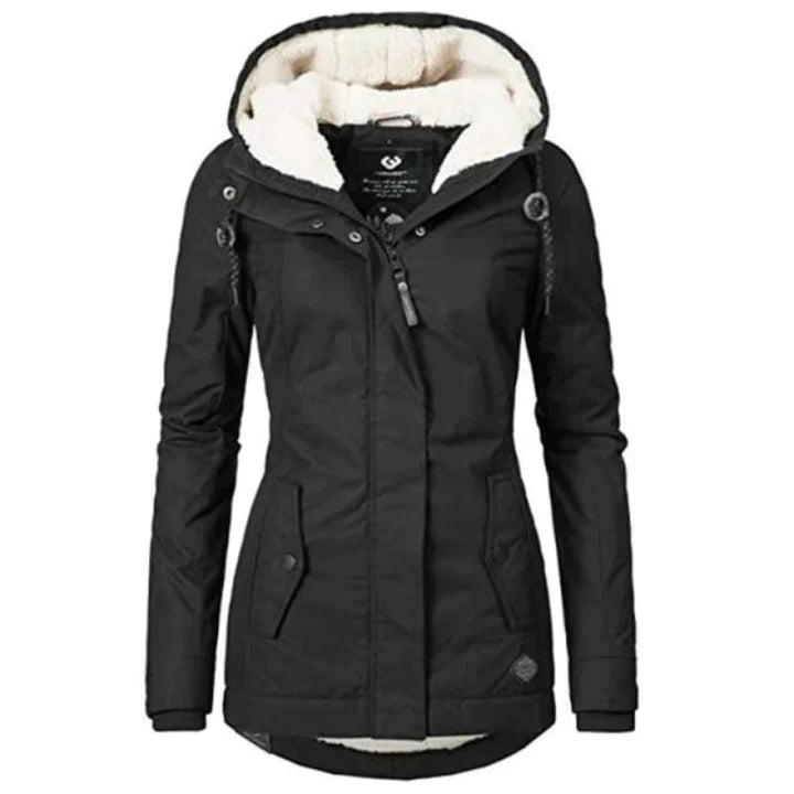 Giacca invernale donna nera con cappuccio foderato in pelliccia sintetica, chiusura zip, tasche frontali. Elegante e calda, ideale per l'inverno.