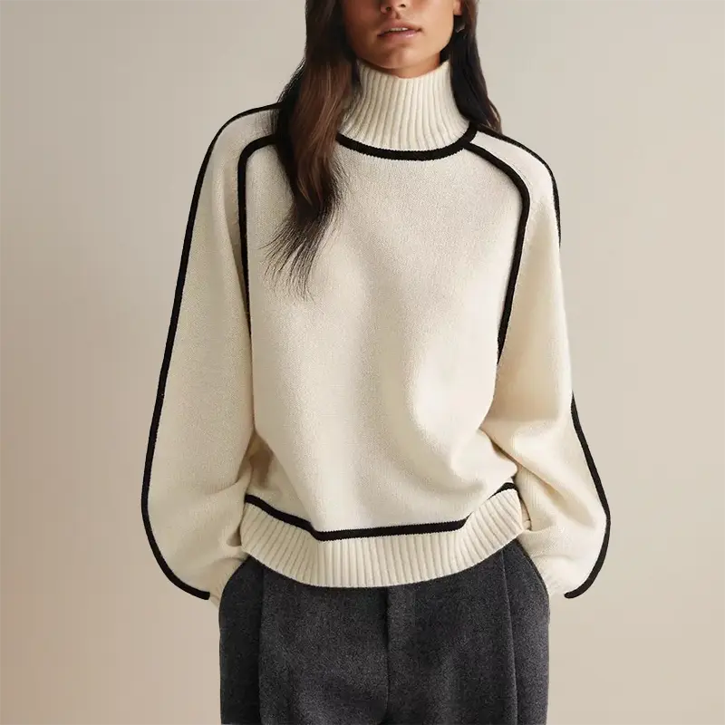 Maglione donna bianco con collo alto e bordi neri, stile casual elegante, perfetto per l'autunno inverno. Abbigliamento moda femminile.