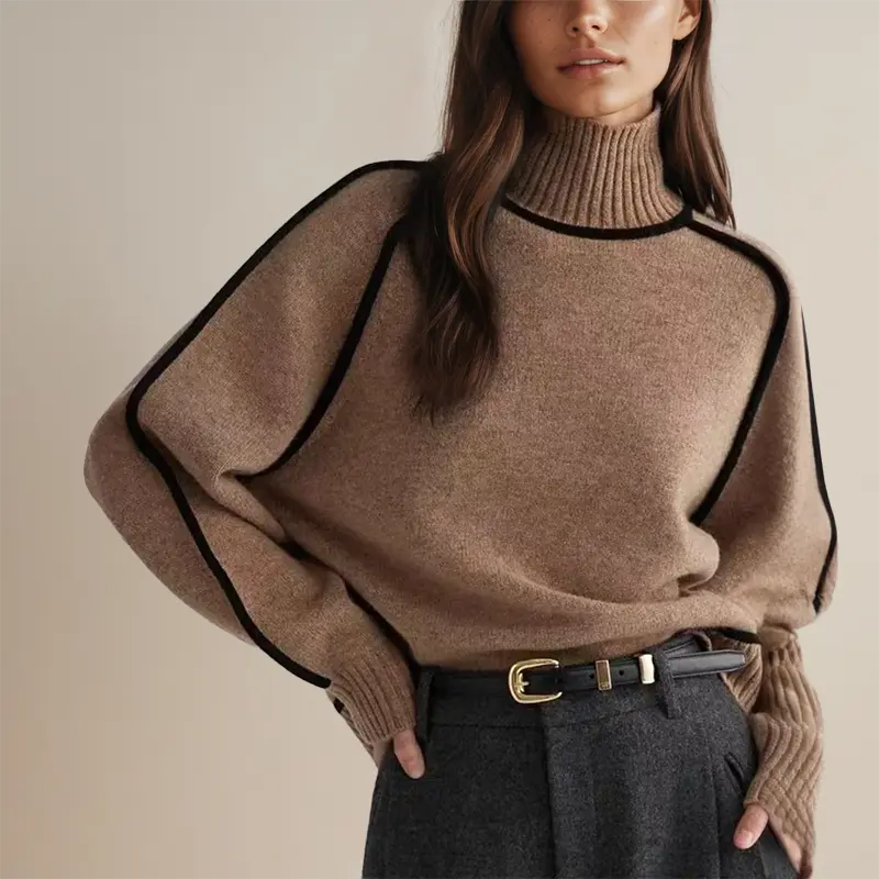 Maglione dolcevita marrone con dettagli neri, indossato da una donna. Moda autunno inverno, abbigliamento elegante e casual.