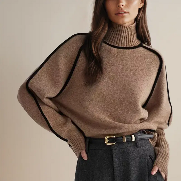 Maglione dolcevita marrone con dettagli neri, indossato da una donna. Moda autunno inverno, abbigliamento elegante e casual.