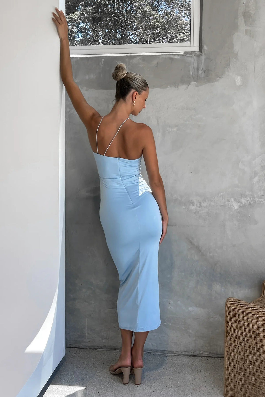 Abito midi donna con scollatura e decorazioni