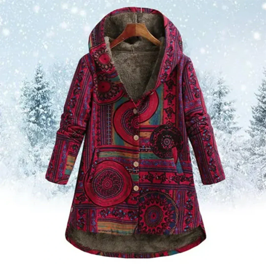 Cappotto invernale donna con cappuccio, fantasia etnica rossa e viola, foderato in pelliccia sintetica, sfondo neve, moda calda e colorata.