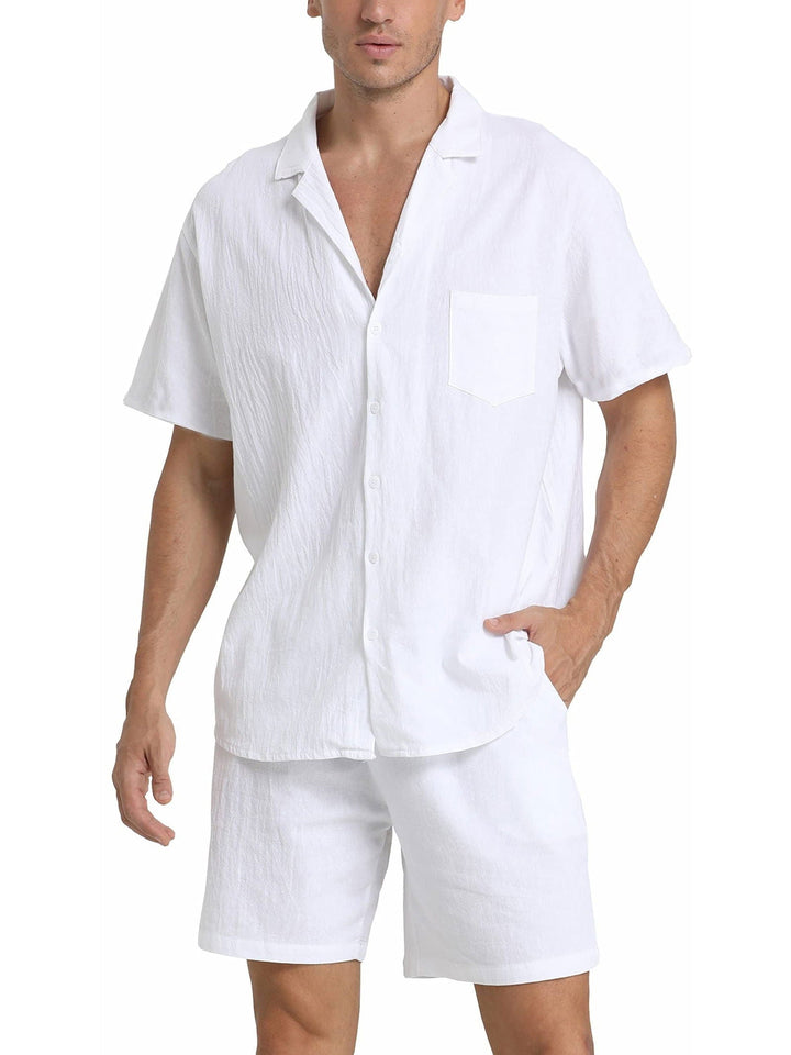 Camicia e pantaloncini uomo in lino bianco, stile casual estivo, maniche corte, tasca frontale, abbigliamento leggero e traspirante.