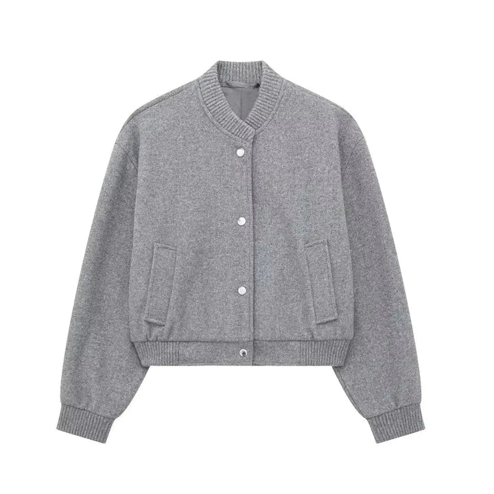 Giacca bomber grigia in lana, design casual, chiusura a bottoni, tasche laterali, colletto e polsini a coste. Moda autunno inverno uomo donna.