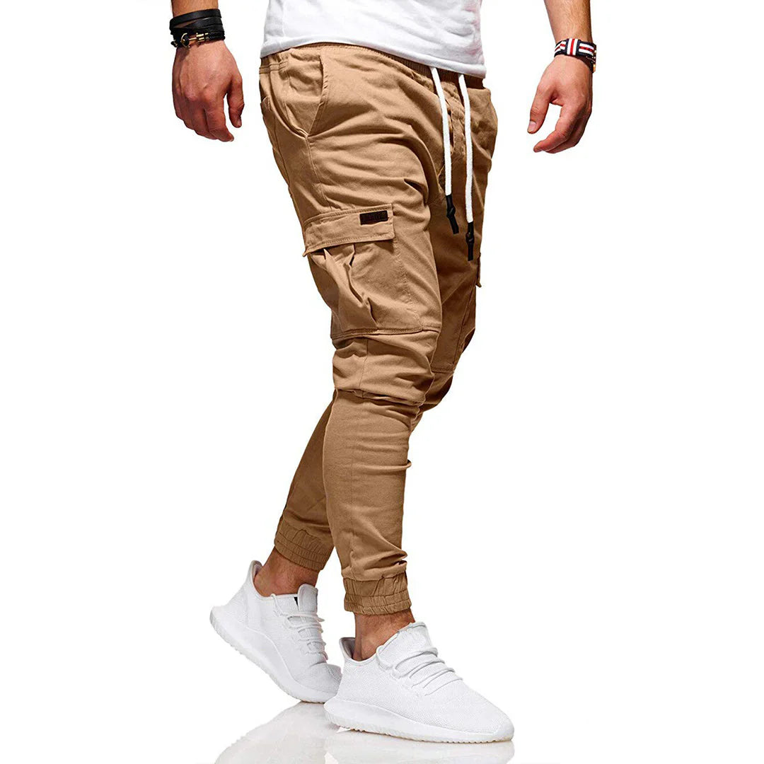 Pantaloni cargo uomo beige, tasche laterali, elastico in vita e caviglie, stile casual, moda maschile, abbigliamento streetwear.