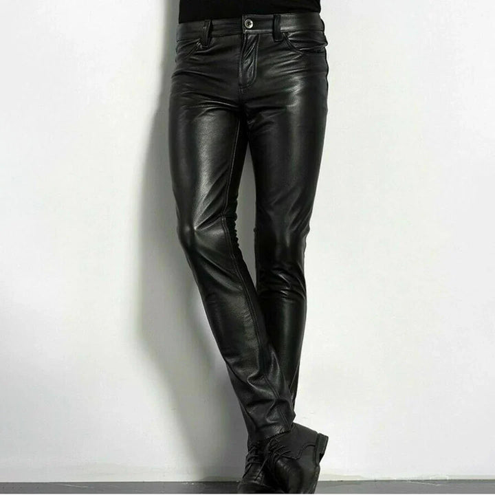 Pantaloni in pelle nera da uomo, stile slim fit, eleganti e moderni, ideali per look casual o formali. Perfetti per moda autunno-inverno.