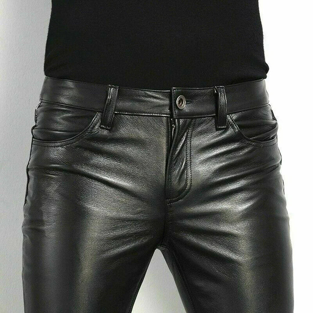 Pantaloni in pelle nera da uomo, stile slim fit, con tasche anteriori e chiusura a bottone. Moda maschile, abbigliamento casual elegante.