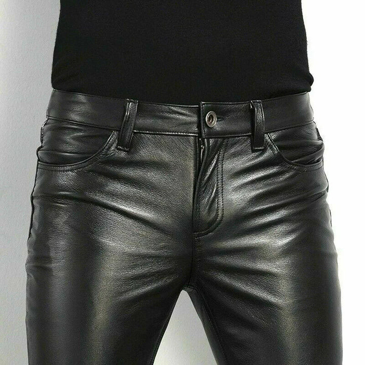Pantaloni in pelle nera da uomo, stile slim fit, con tasche anteriori e chiusura a bottone. Moda maschile, abbigliamento casual elegante.