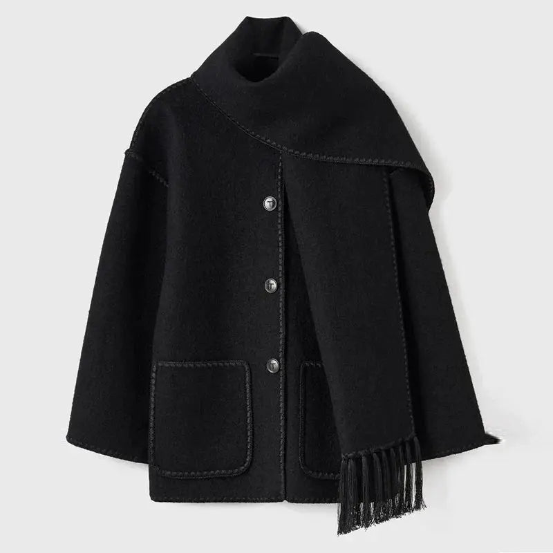 Cappotto nero in lana con sciarpa integrata, bottoni frontali, tasche applicate, design elegante e caldo, ideale per l'inverno.