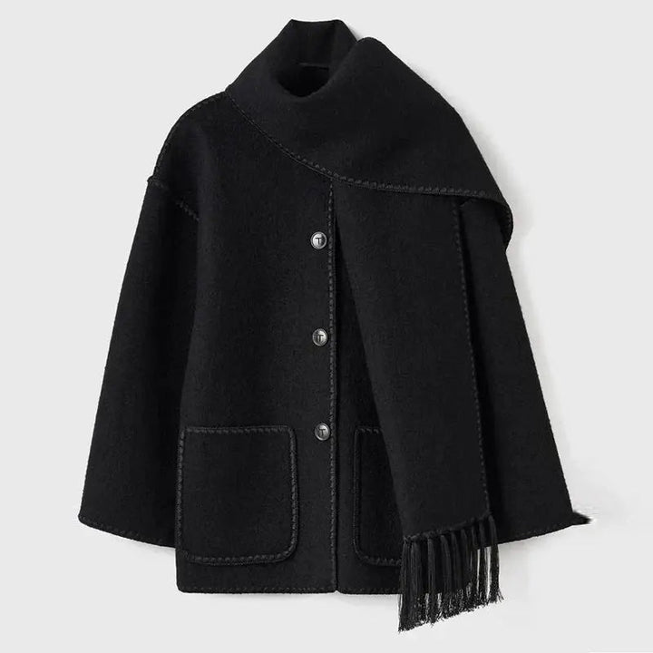 Cappotto nero in lana con sciarpa integrata, bottoni frontali, tasche applicate, design elegante e caldo, ideale per l'inverno.