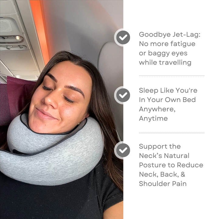 Cuscino da viaggio ergonomico grigio su aereo, supporto per collo, riduce affaticamento e dolori, ideale per viaggi comodi e riposo ottimale.