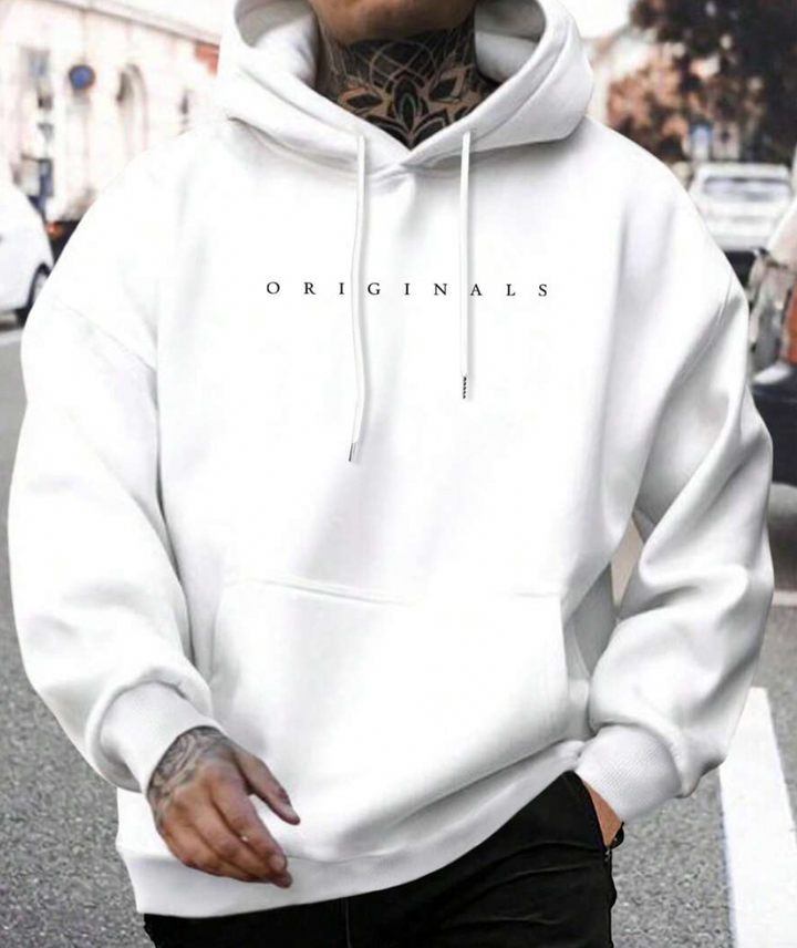 Felpa bianca con cappuccio, scritta "ORIGINALS", indossata da persona tatuata. Moda streetwear, abbigliamento casual, stile urbano.